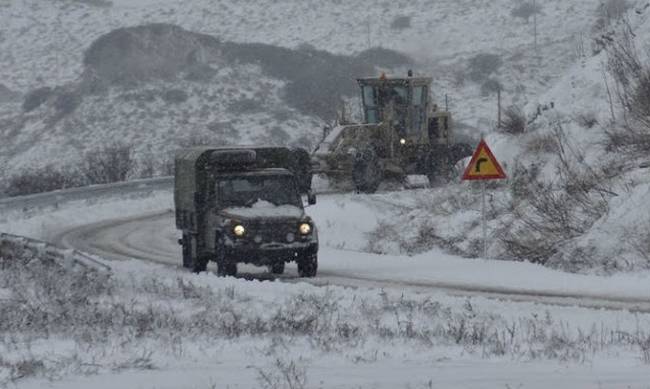 Στο έλεος του χιονιά η Κύμη – Μηχανήματα του στρατού για να ανοίξουν οι δρόμοι